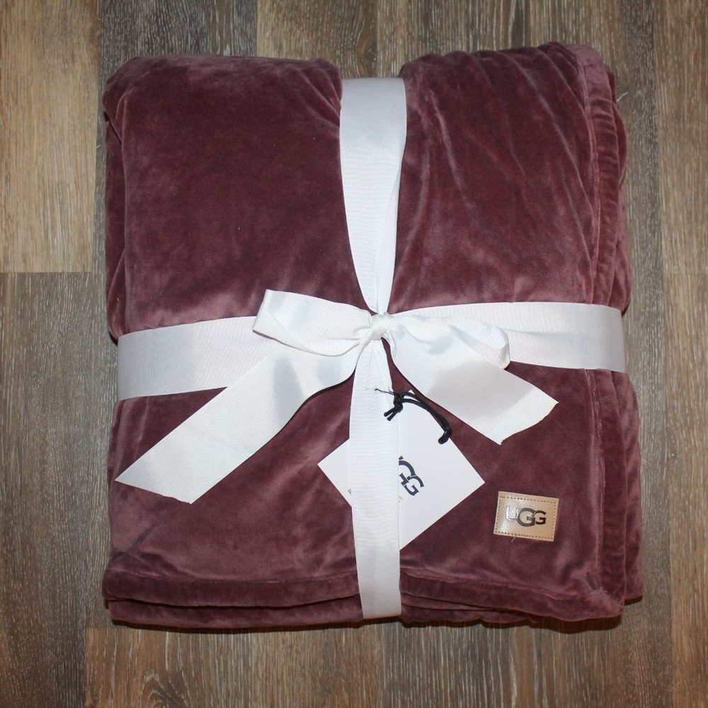 NWT UGG PLUSH SHERPA LINED THROW DUSTY ROSE 50‎ X 70